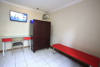 Hotel Reddoorz @ Lebak Bulus Raya 2