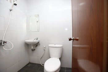 Hotel Reddoorz @ Lebak Bulus Raya 2