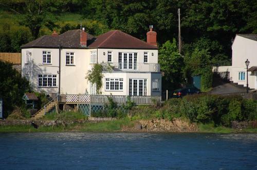 Hostal Riverside Cottage Guesthouse
