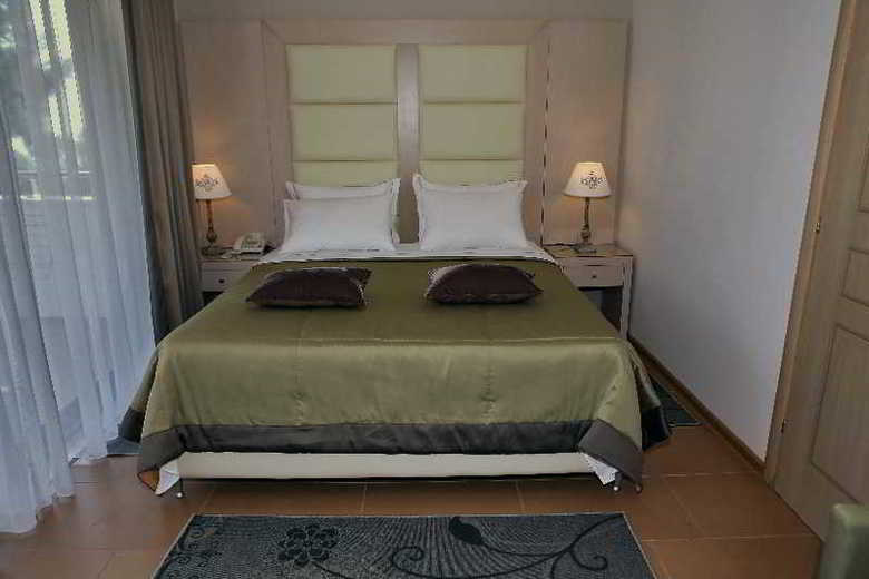 Rahoni Cronwell Park Hotel