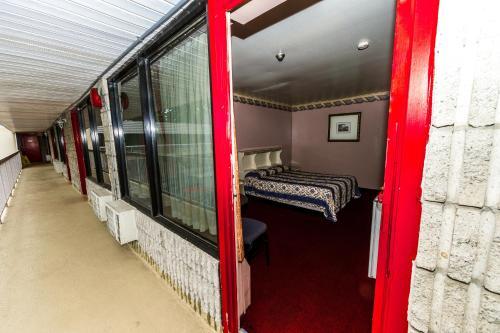 New Plaza Motel