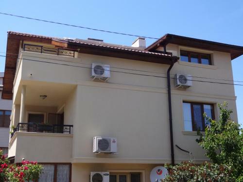 Two-bedroom Apartment With Garden