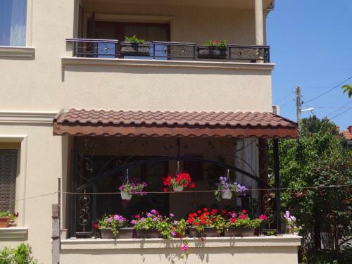 Two-bedroom Apartment With Garden