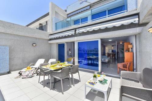 Beachfront Apartment Mog�n Mb