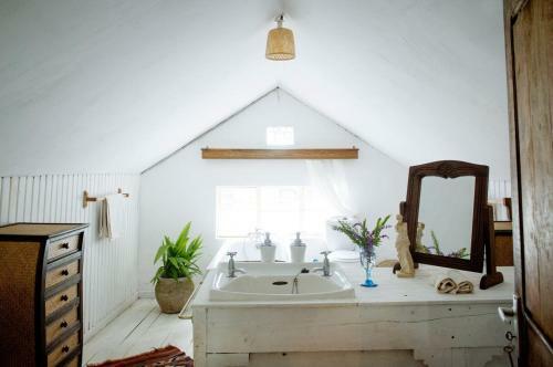 Bed & Breakfast Blues & Chutney Country