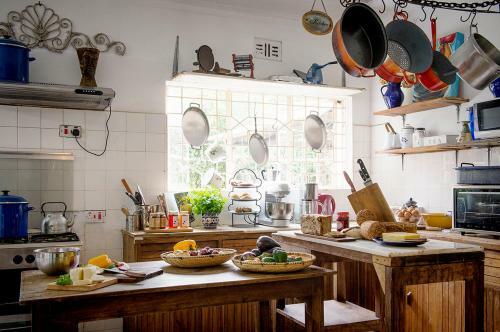 Bed & Breakfast Blues & Chutney Country