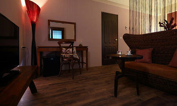 Lagerstoemia Spec Iosa Bed And Breakfast