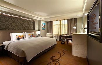 S Aura Hotel