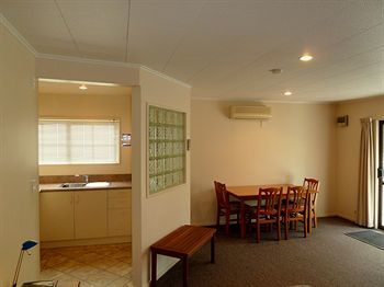 Tudor Lodge Motel