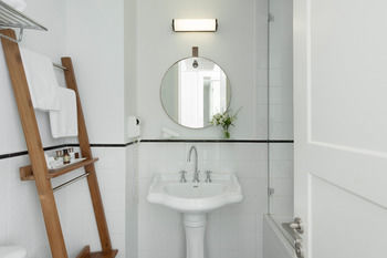Lily & Bloom Hotel