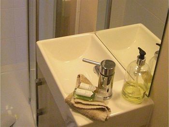 Hotel Ei8ht Brighton Apartments - Guest House