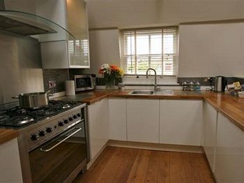 Hotel Ei8ht Brighton Apartments - Guest House