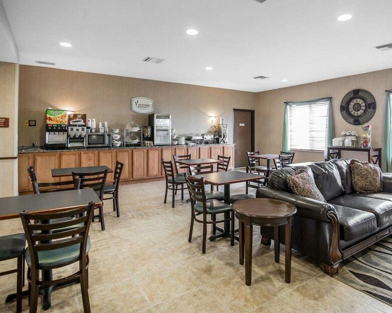 Hotel Sleep Inn And Suites Salina