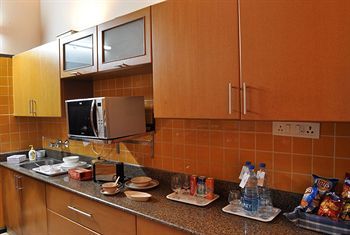 Hotel Sterling Suites Langford Town