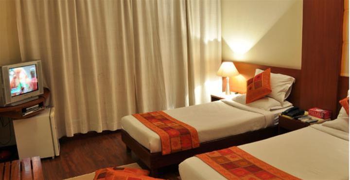 Hotel Sterling Suites Langford Town