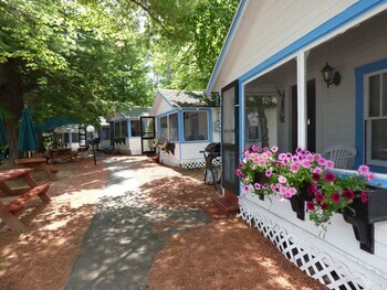 Weirs Beach Motel And Cottages