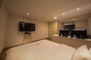 Ez Hotel