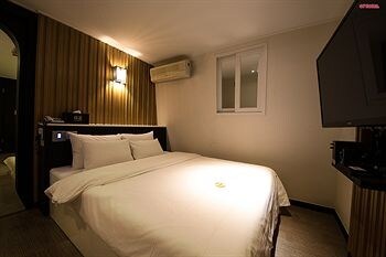 Ez Hotel