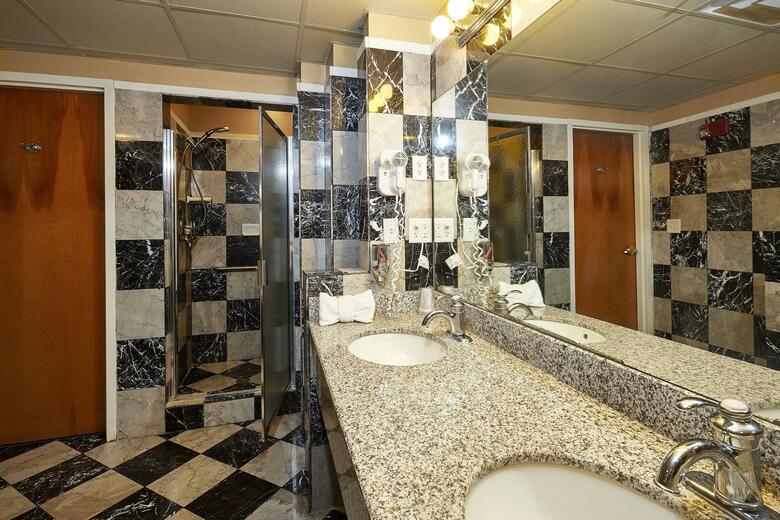 Bed & Breakfast Ocean Inn And Suites