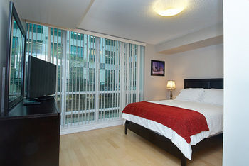 Aparthotel Whitehall Suites - 263 Wellington St W
