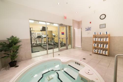 Holiday Inn Express Hotel & Suites Whitecourt