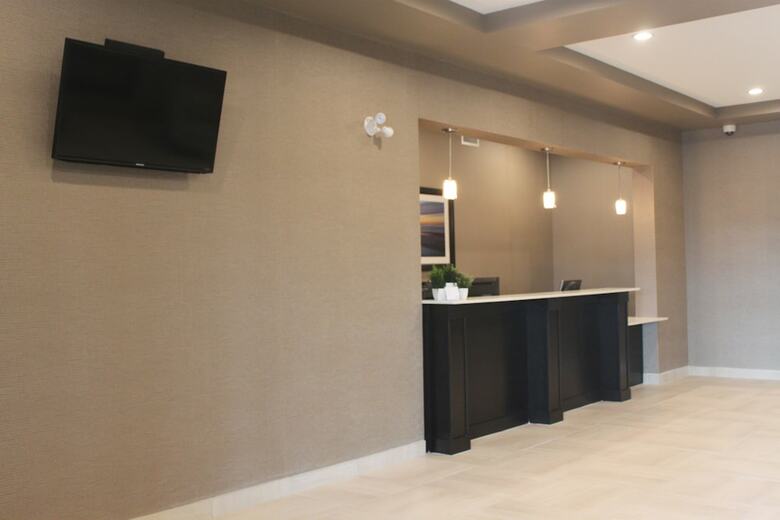 Hotel Meridian Inn & Suites