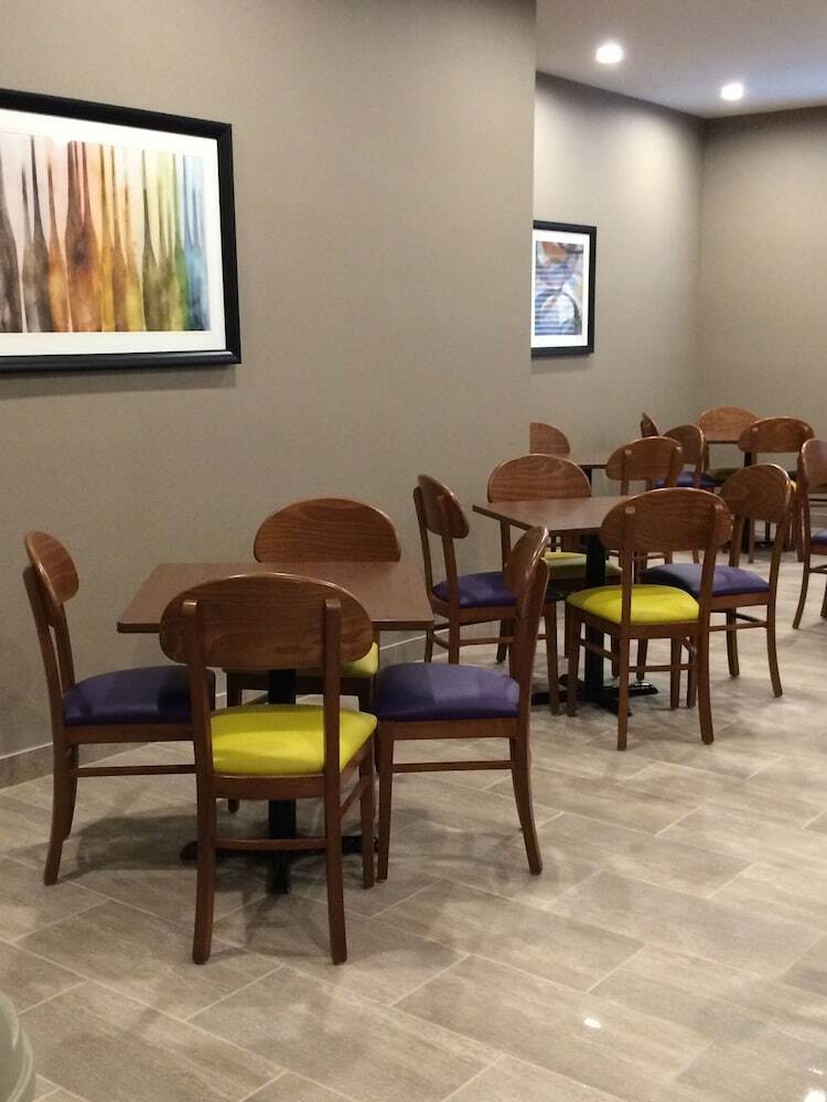 Hotel Meridian Inn & Suites
