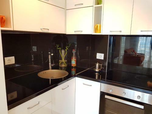 Flori Beach Apartment Radhime