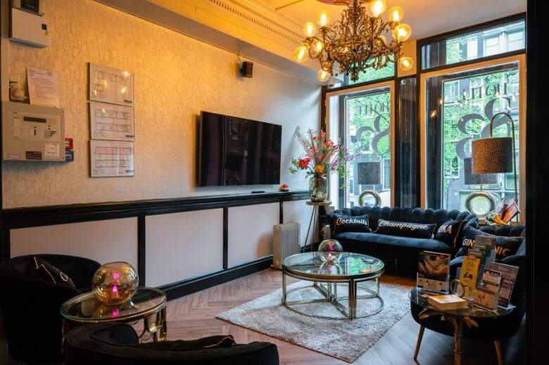 Hotel 83