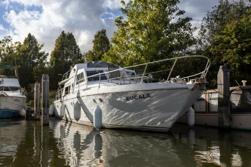 Riverscapes Heated Yacht Eucala