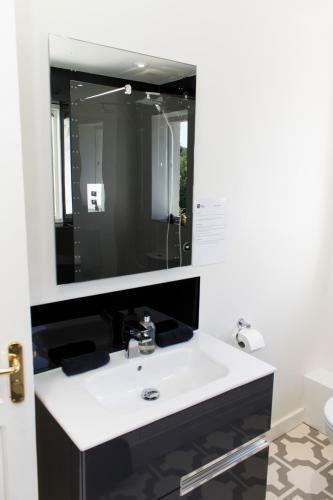Hostal The Grange Guesthouse, Cefn-coed