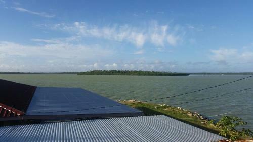 Paul's Waterfront Holiday House