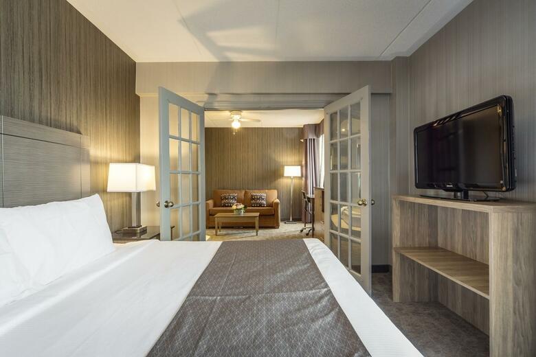 Hotel Monte Carlo Inn Airport Suites