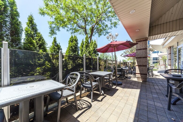 Hotel Monte Carlo Inn Airport Suites