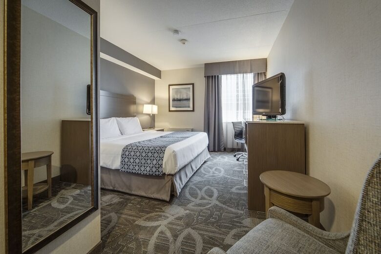 Hotel Monte Carlo Inn Airport Suites