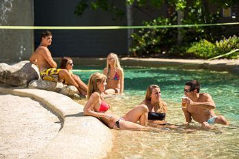 Gilligan's Backpackers Hotel And Resort