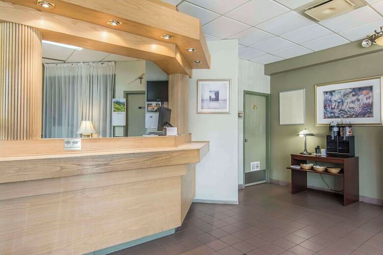 Hotel Quality Inn  Suites Brossard