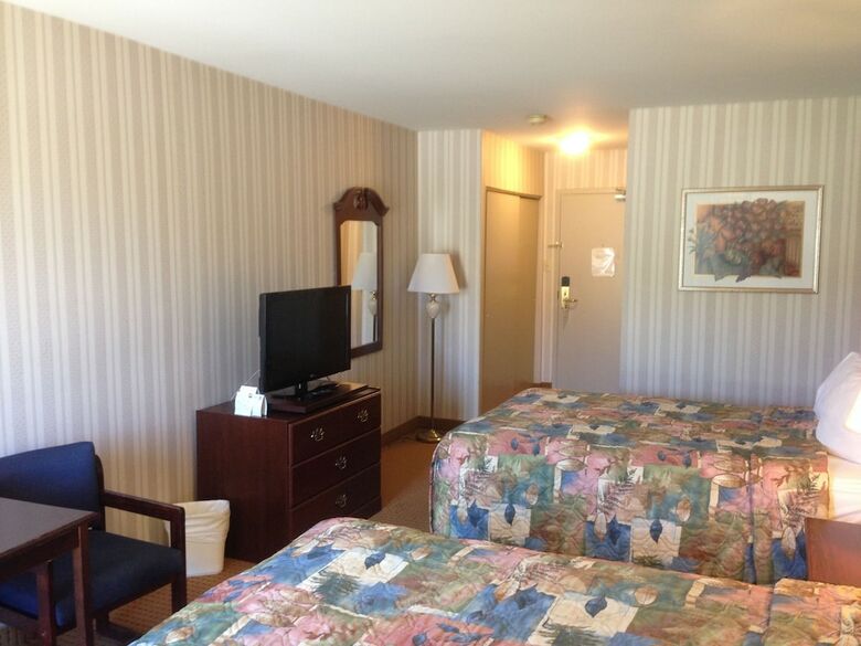 Hotel Quality Inn  Suites Brossard