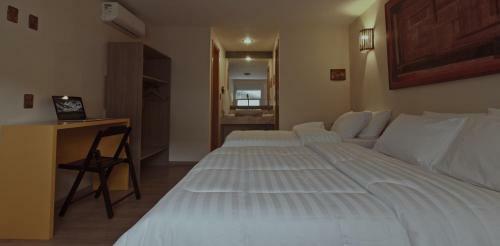 Hostal Porto Charitas Sailing Guest House