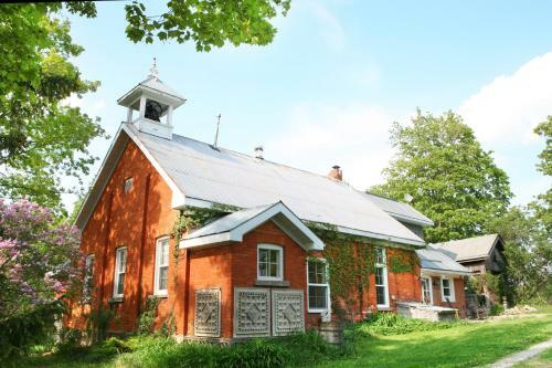 Picturesque School House Retreat
