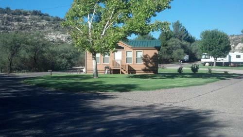 Verde Valley Lawn Cottage 11