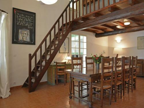 Lush Villa In Beaucaire With Swimming Pool