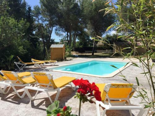 Lush Villa In Beaucaire With Swimming Pool
