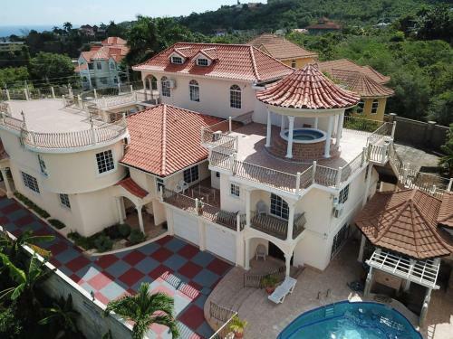 Pinnacle View Estate Tiana Villa