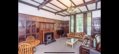 Victorian 1 Bedroom Apartment - Aigburth