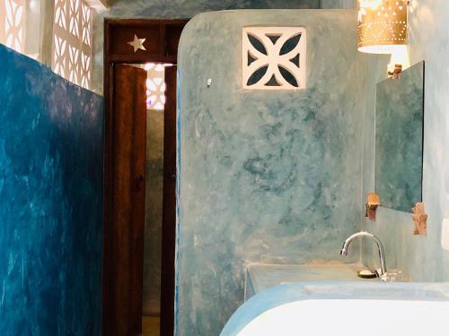 Hostal Zanzistar Guesthouse & Restaurant