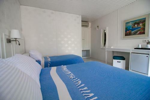 Blue & White Hotel