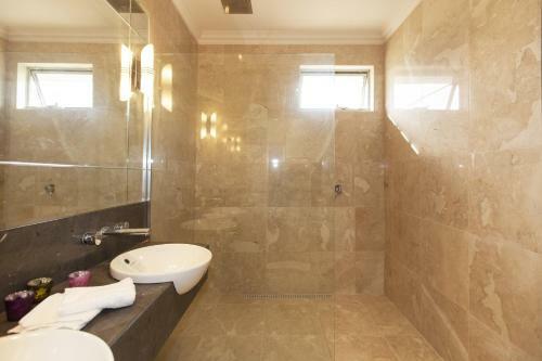 Lodge Aurora Manor Rooms