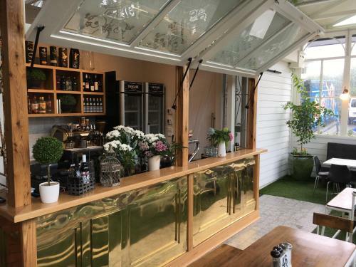 Oscars Hotel And Cafe Bar