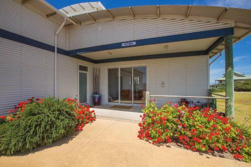 Hostal Wytonia Beachfront Accommodation